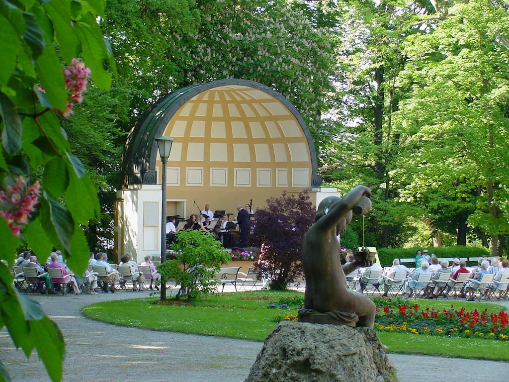 Parkhotel Zur Klause Бад-Халль Экстерьер фото